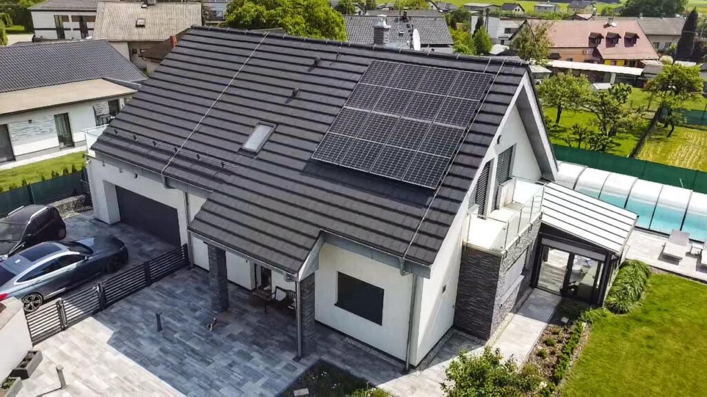 Dům se solárními panely na střeše.