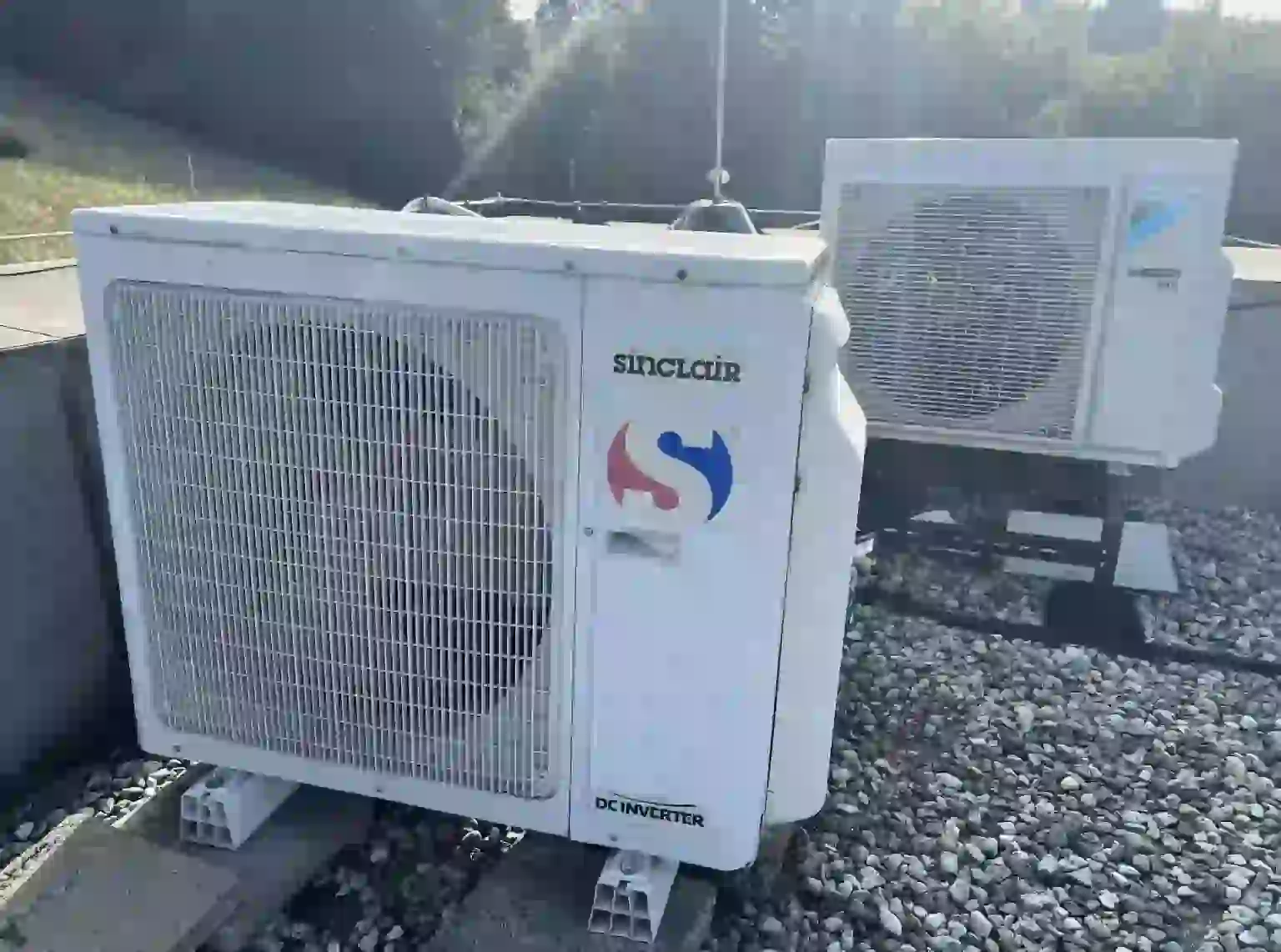 A blue outdoor air conditioner with white text reading "SINICLCİR DC INVERTER" in the image.